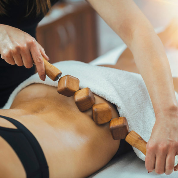 Massaggi con il legno: i benefici terapeutici ed estetici della maderoterapia