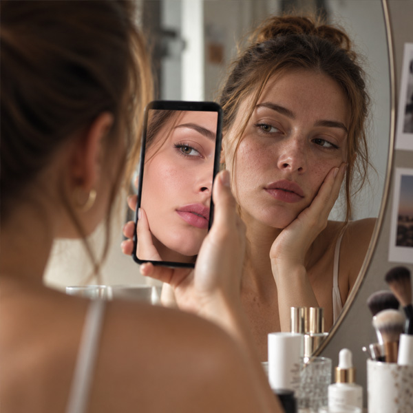 I social ci fanno odiare i nostri pori? Pelle reale, filtri e percezione della bellezza